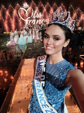 MF2022-selfie-miss
