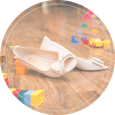 chaussures de mariée au sol entourées de briques lego en vrac